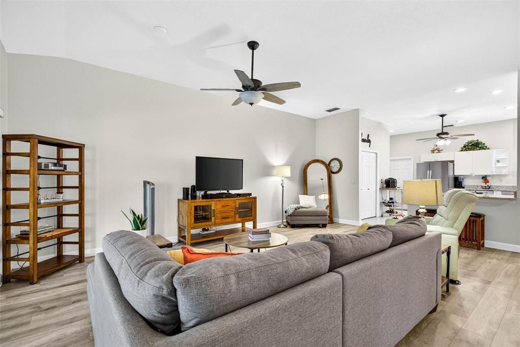 На продажу: $225,000 (2 спален, 2 ванн, 1477 Квадратных фут)