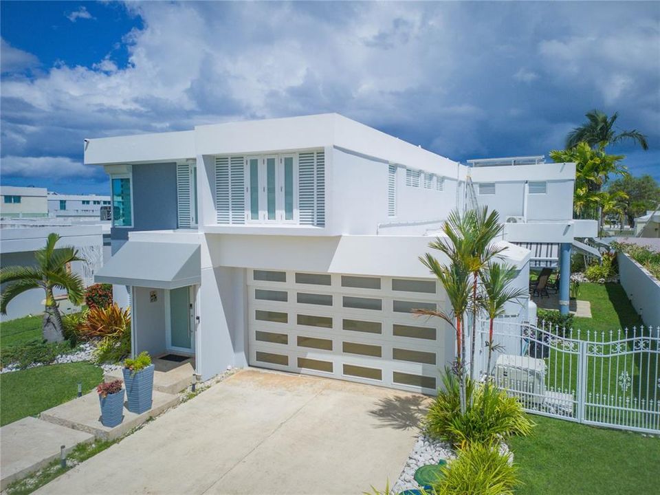 Active With Contract: $749,000 (4 beds, 3 baths, 2902 Square Feet)