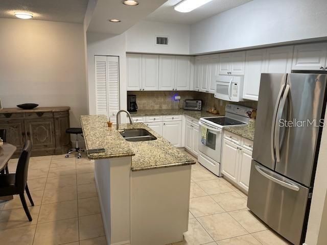 Active With Contract: $231,000 (2 beds, 2 baths, 1064 Square Feet)