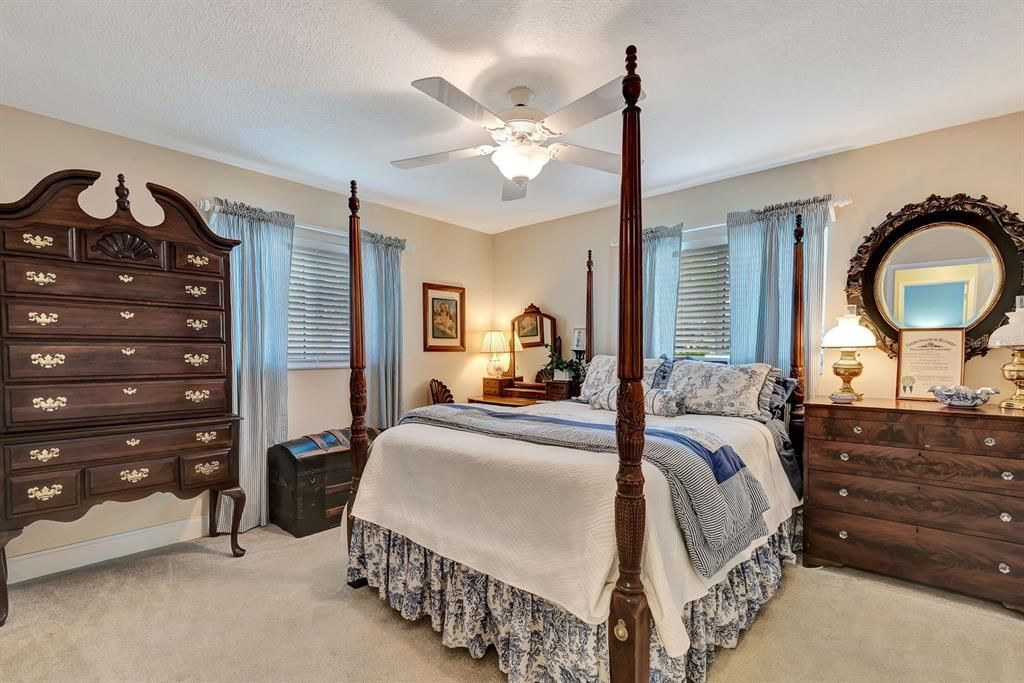 Activo con contrato: $549,900 (3 camas, 2 baños, 1761 Pies cuadrados)