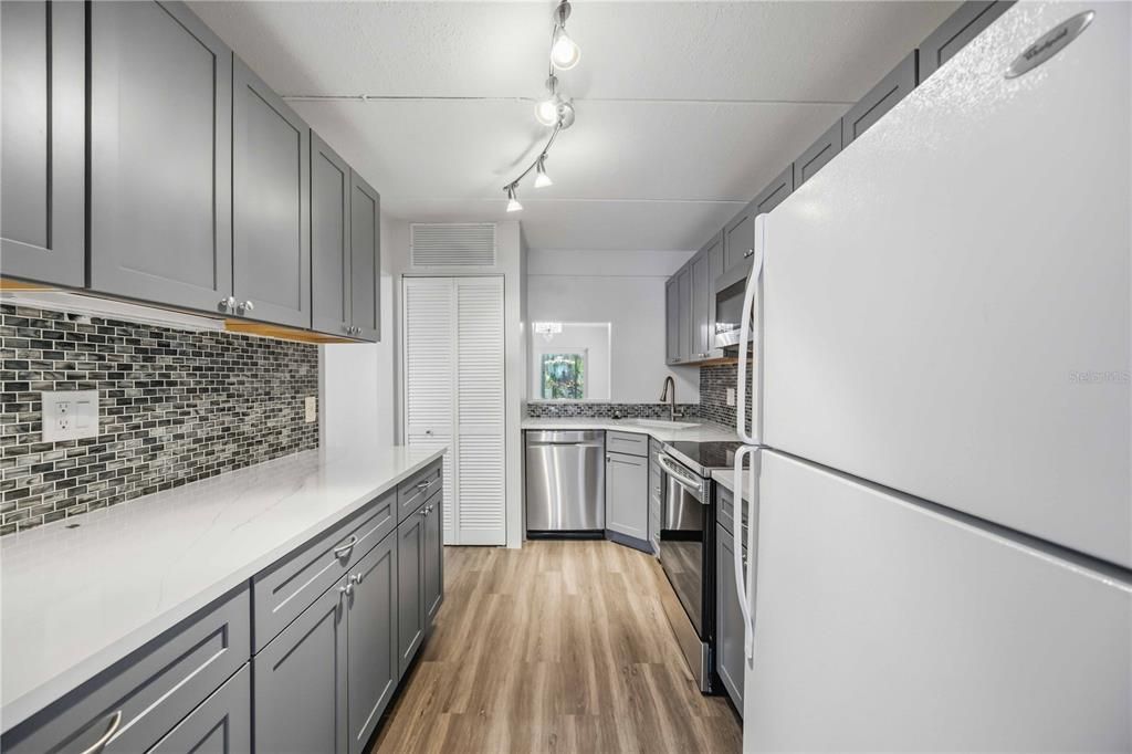 For Sale: $299,000 (2 beds, 2 baths, 1084 Square Feet)