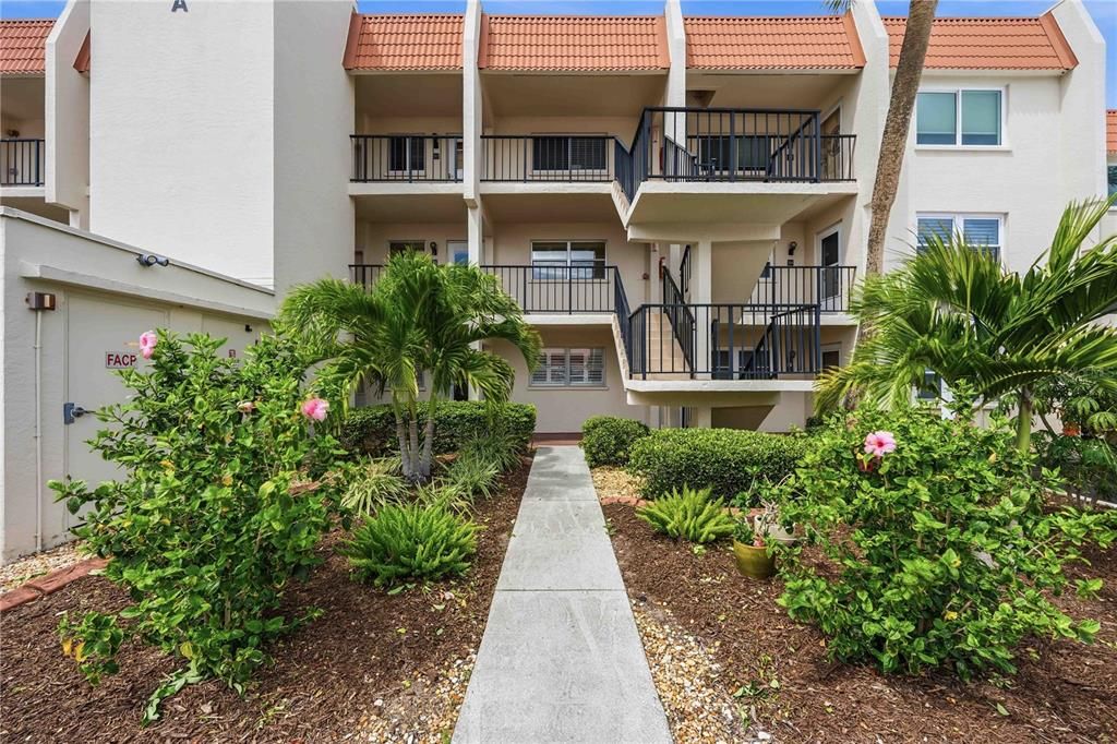For Sale: $299,000 (2 beds, 2 baths, 1084 Square Feet)