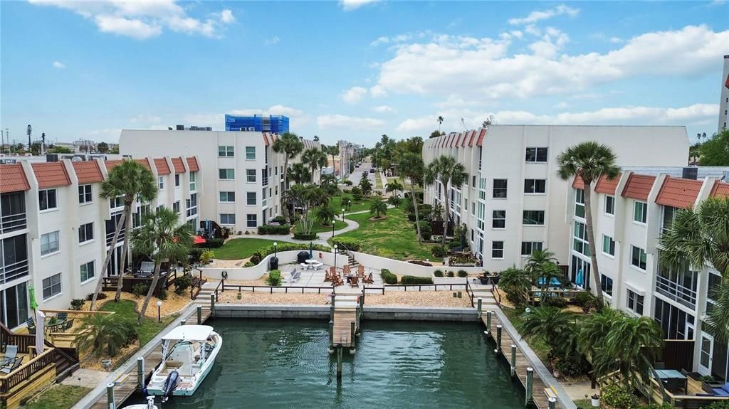 For Sale: $299,000 (2 beds, 2 baths, 1084 Square Feet)