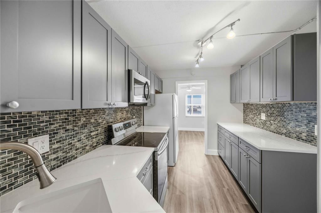 For Sale: $299,000 (2 beds, 2 baths, 1084 Square Feet)