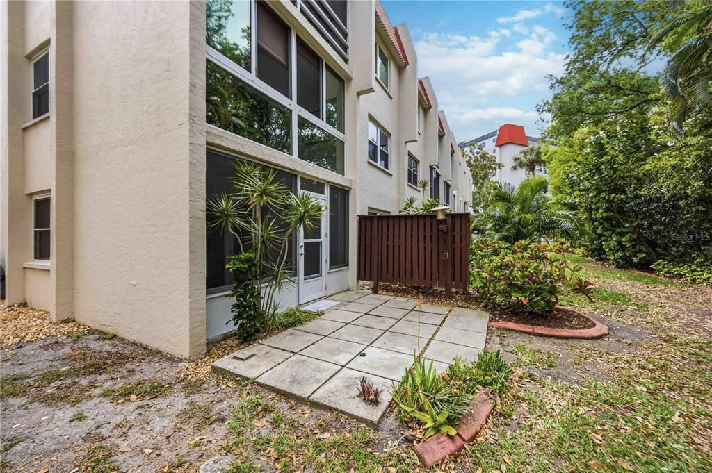 For Sale: $299,000 (2 beds, 2 baths, 1084 Square Feet)