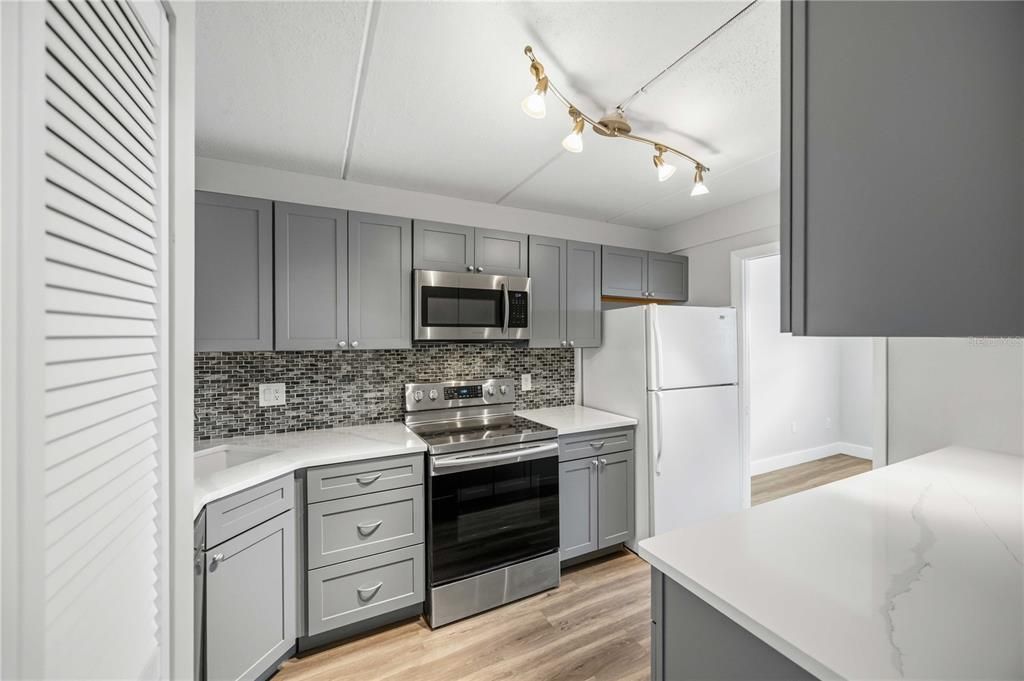 For Sale: $299,000 (2 beds, 2 baths, 1084 Square Feet)