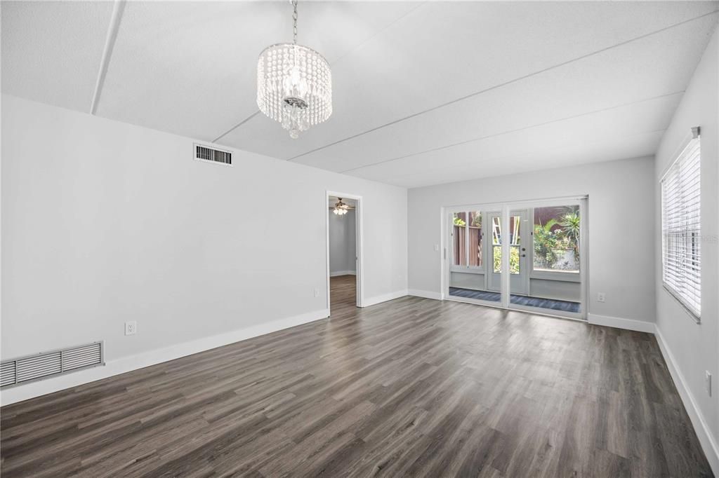 For Sale: $299,000 (2 beds, 2 baths, 1084 Square Feet)