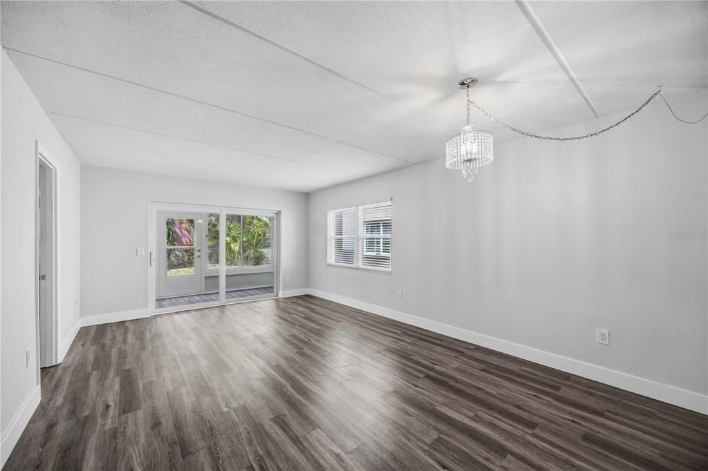 For Sale: $299,000 (2 beds, 2 baths, 1084 Square Feet)
