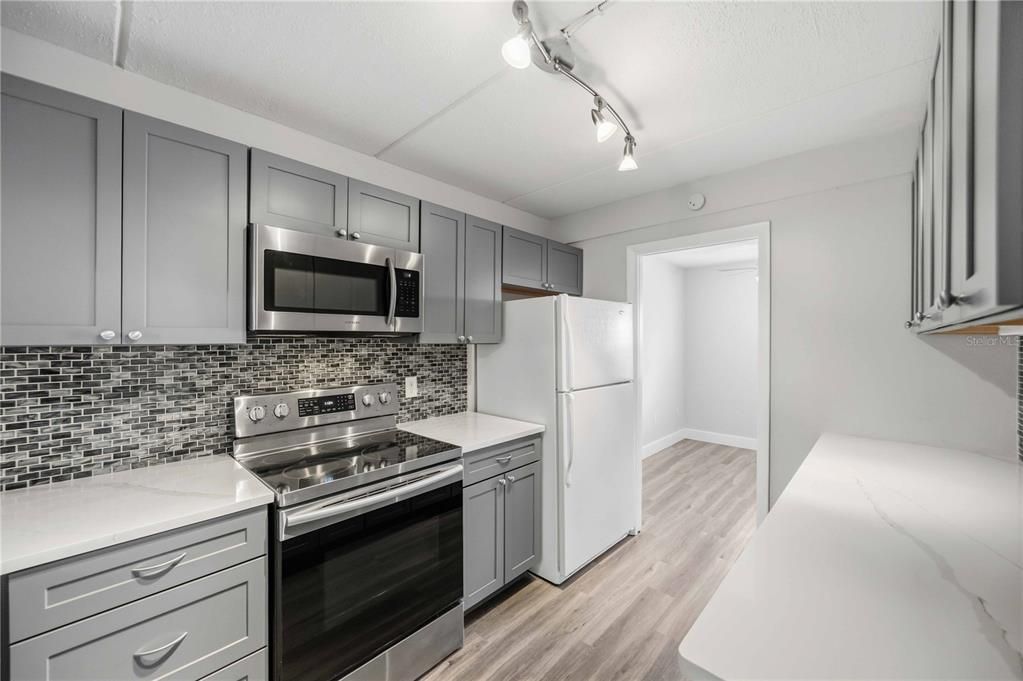 For Sale: $299,000 (2 beds, 2 baths, 1084 Square Feet)