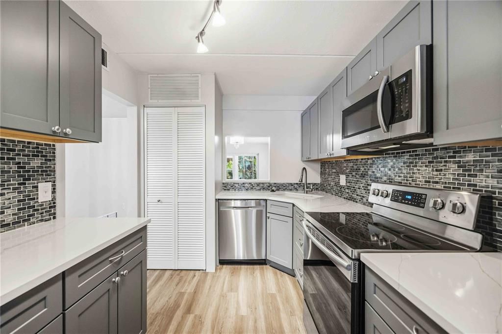 For Sale: $299,000 (2 beds, 2 baths, 1084 Square Feet)