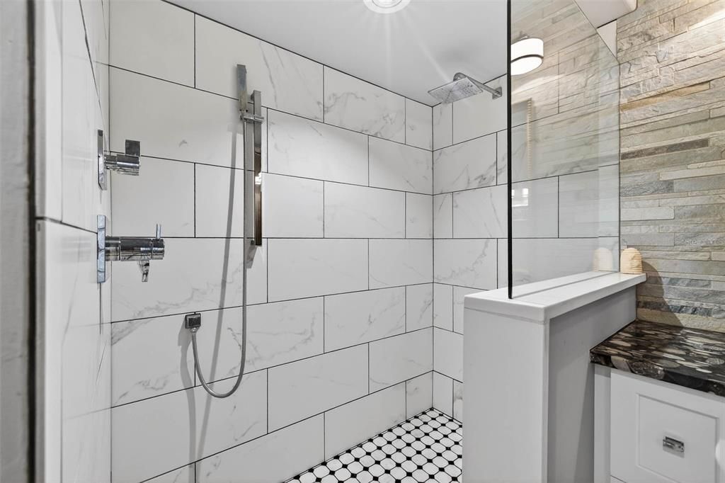 Activo con contrato: $950,000 (4 camas, 3 baños, 2092 Pies cuadrados)