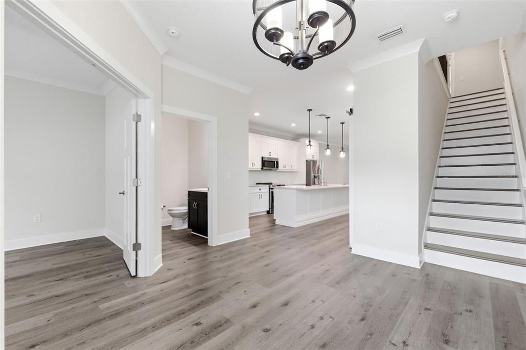 Activo con contrato: $549,000 (3 camas, 2 baños, 2310 Pies cuadrados)