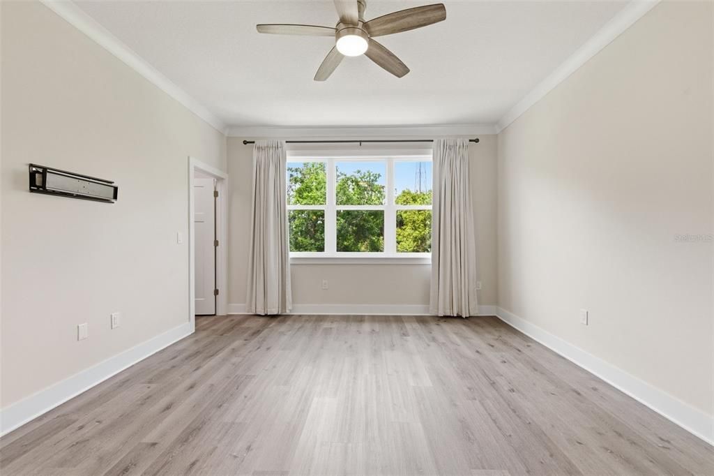 Activo con contrato: $549,000 (3 camas, 2 baños, 2310 Pies cuadrados)