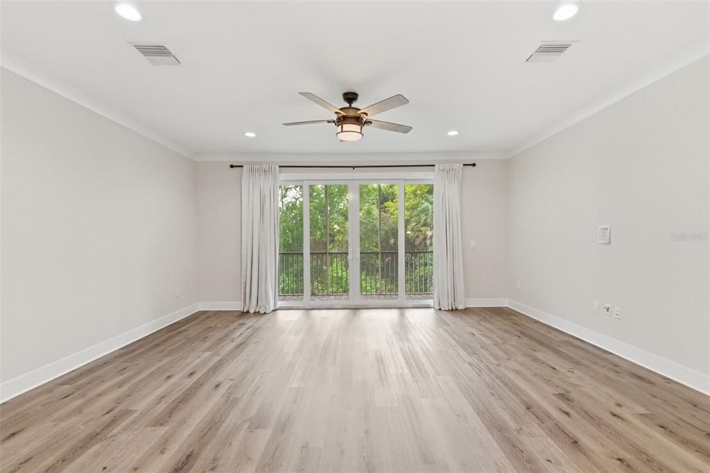 Activo con contrato: $549,000 (3 camas, 2 baños, 2310 Pies cuadrados)