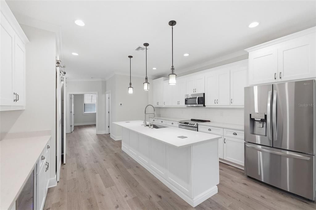 Activo con contrato: $549,000 (3 camas, 2 baños, 2310 Pies cuadrados)