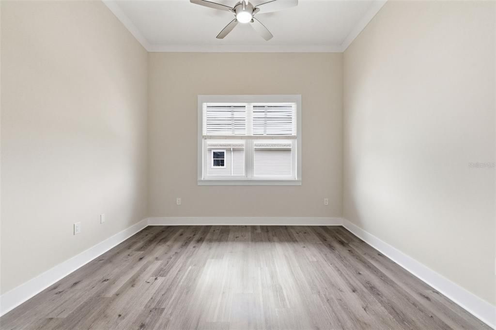 Activo con contrato: $549,000 (3 camas, 2 baños, 2310 Pies cuadrados)