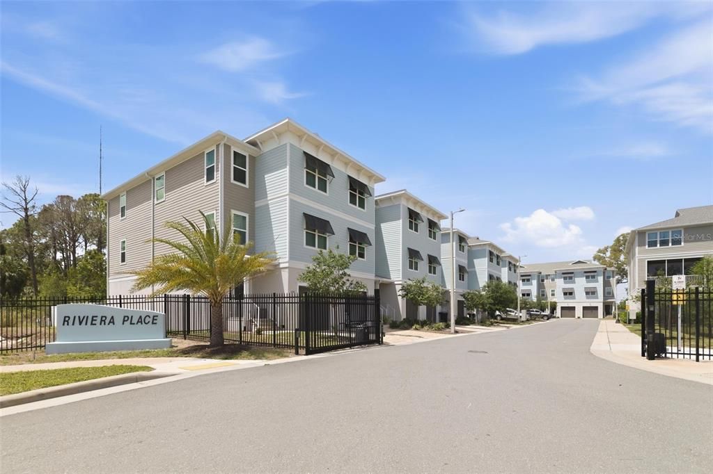 Activo con contrato: $549,000 (3 camas, 2 baños, 2310 Pies cuadrados)