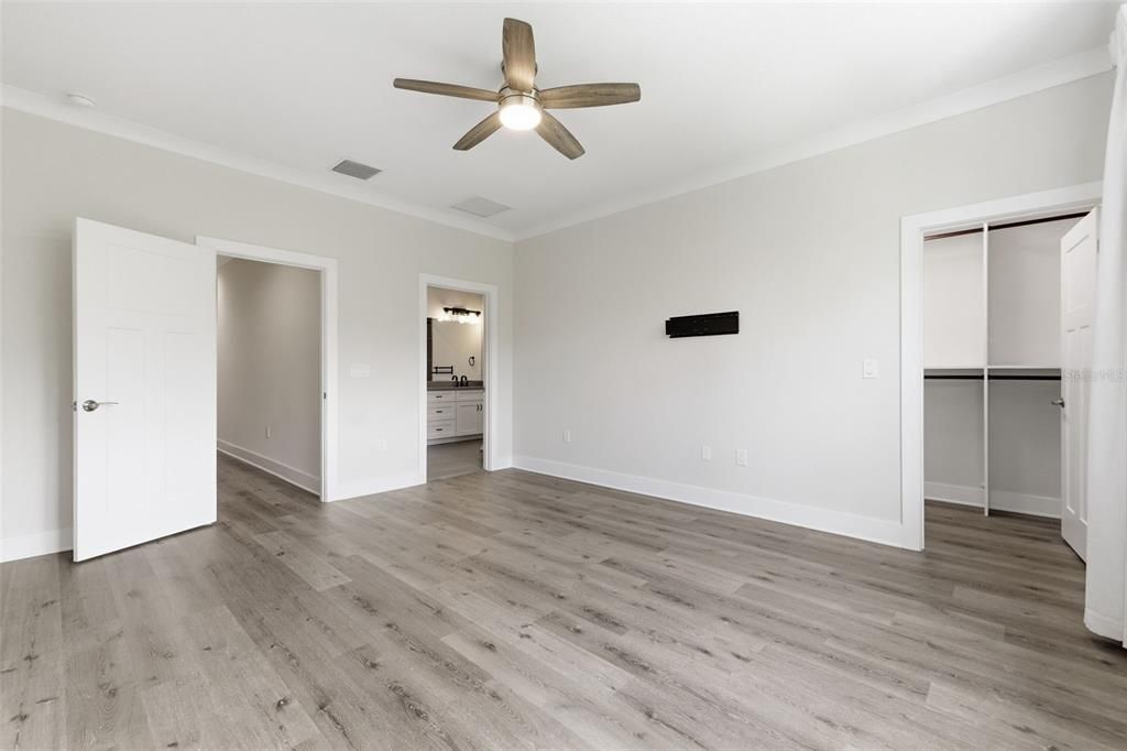 Activo con contrato: $549,000 (3 camas, 2 baños, 2310 Pies cuadrados)