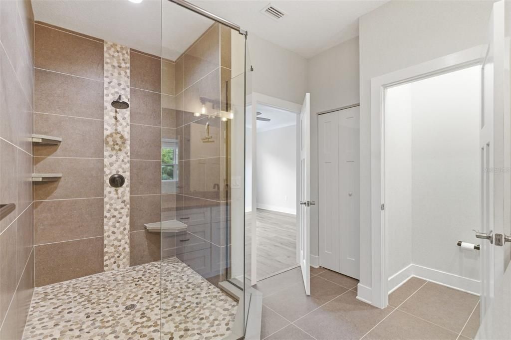 Activo con contrato: $549,000 (3 camas, 2 baños, 2310 Pies cuadrados)