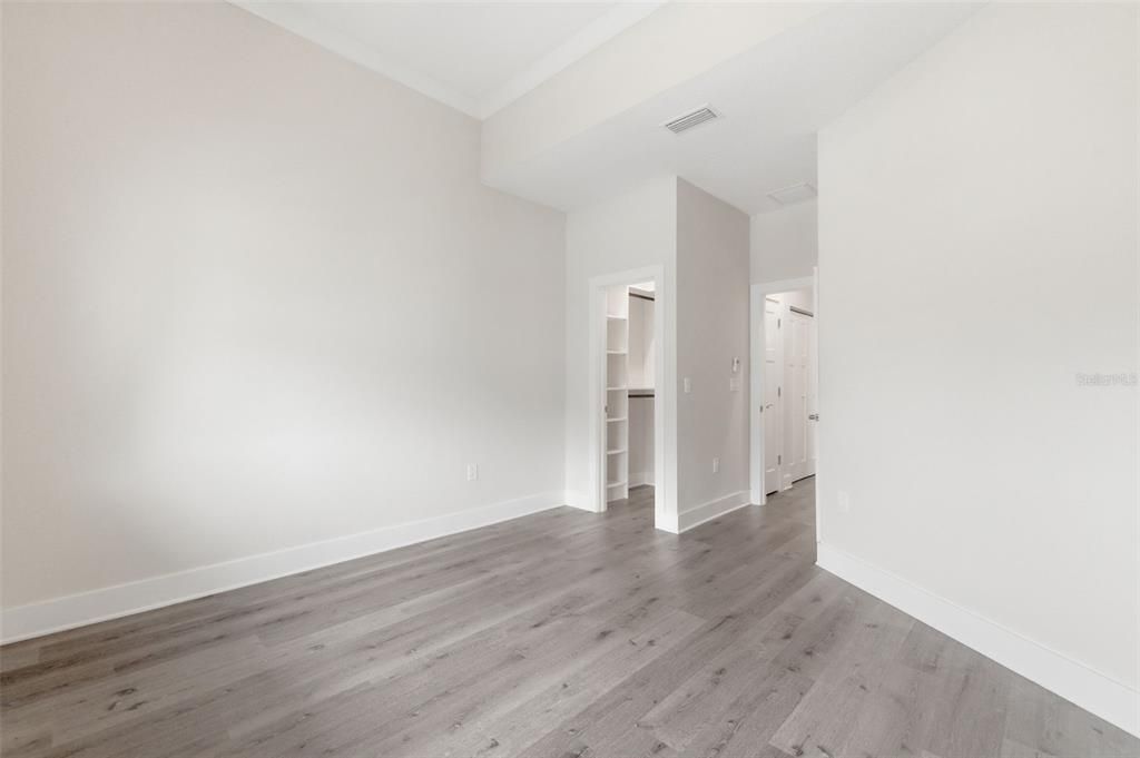 Activo con contrato: $549,000 (3 camas, 2 baños, 2310 Pies cuadrados)
