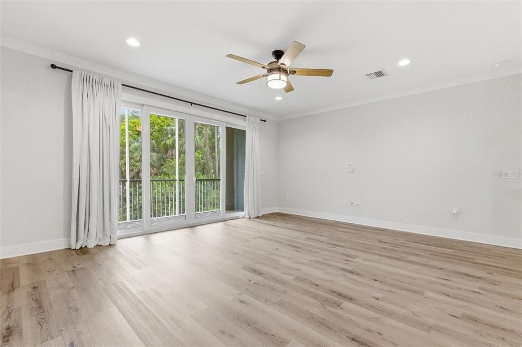 Activo con contrato: $549,000 (3 camas, 2 baños, 2310 Pies cuadrados)