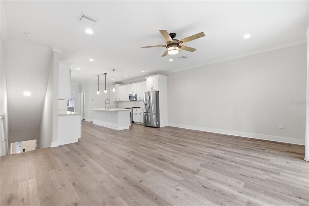 Activo con contrato: $549,000 (3 camas, 2 baños, 2310 Pies cuadrados)