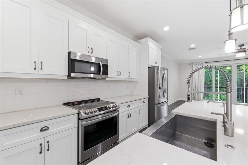 Activo con contrato: $549,000 (3 camas, 2 baños, 2310 Pies cuadrados)