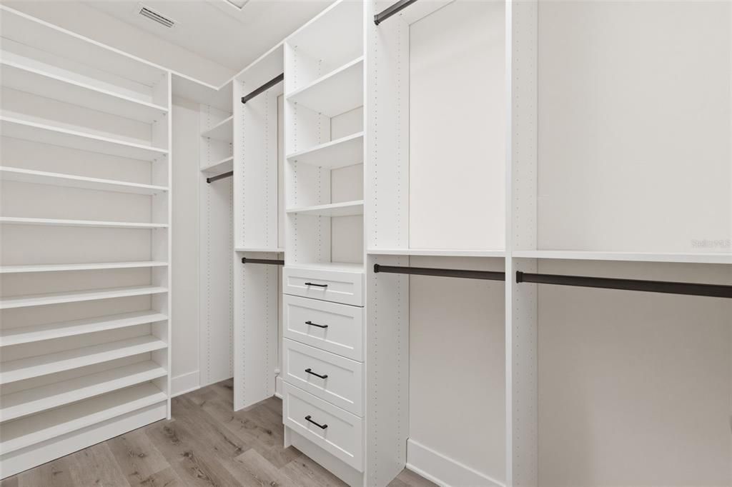 Activo con contrato: $549,000 (3 camas, 2 baños, 2310 Pies cuadrados)