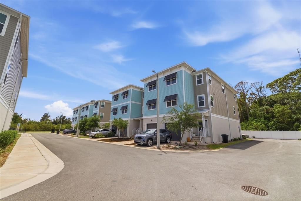 Activo con contrato: $549,000 (3 camas, 2 baños, 2310 Pies cuadrados)