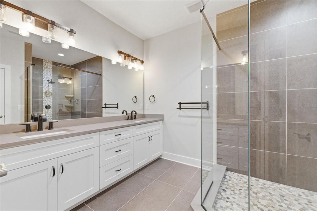 Activo con contrato: $549,000 (3 camas, 2 baños, 2310 Pies cuadrados)