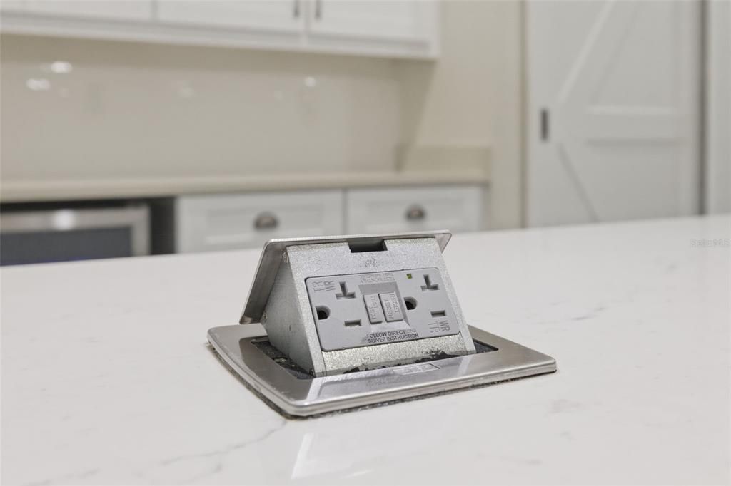 Activo con contrato: $549,000 (3 camas, 2 baños, 2310 Pies cuadrados)