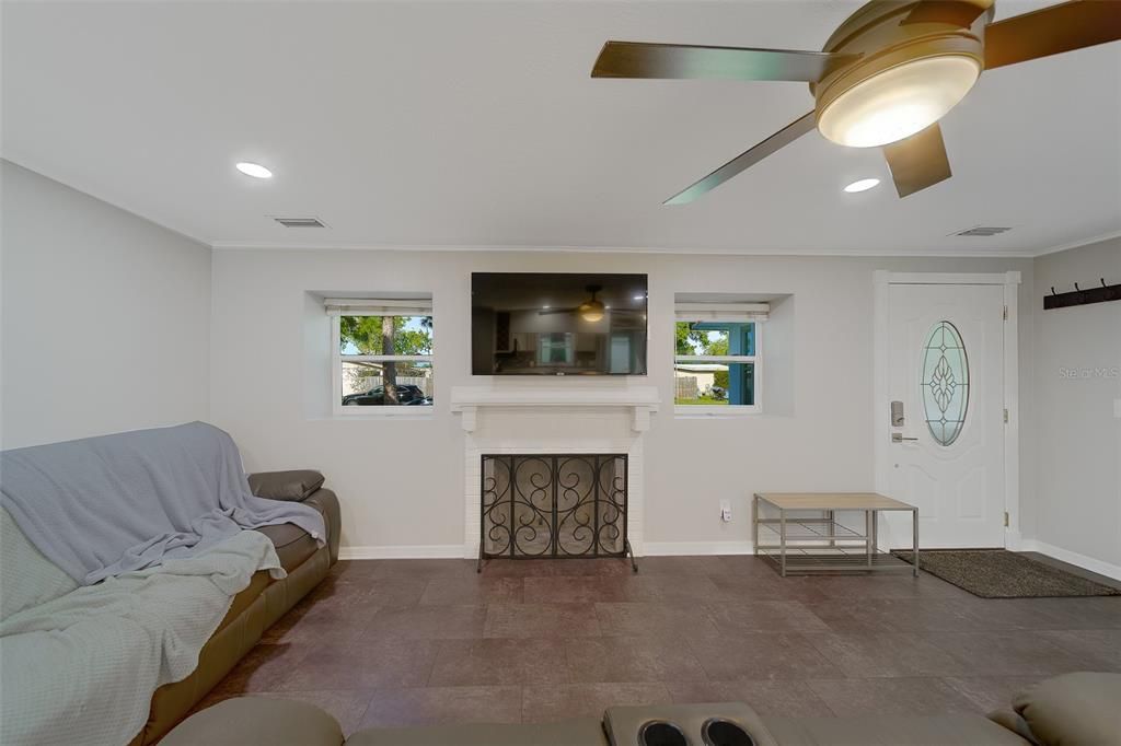 Active With Contract: $2,700 (3 beds, 2 baths, 1349 Square Feet)