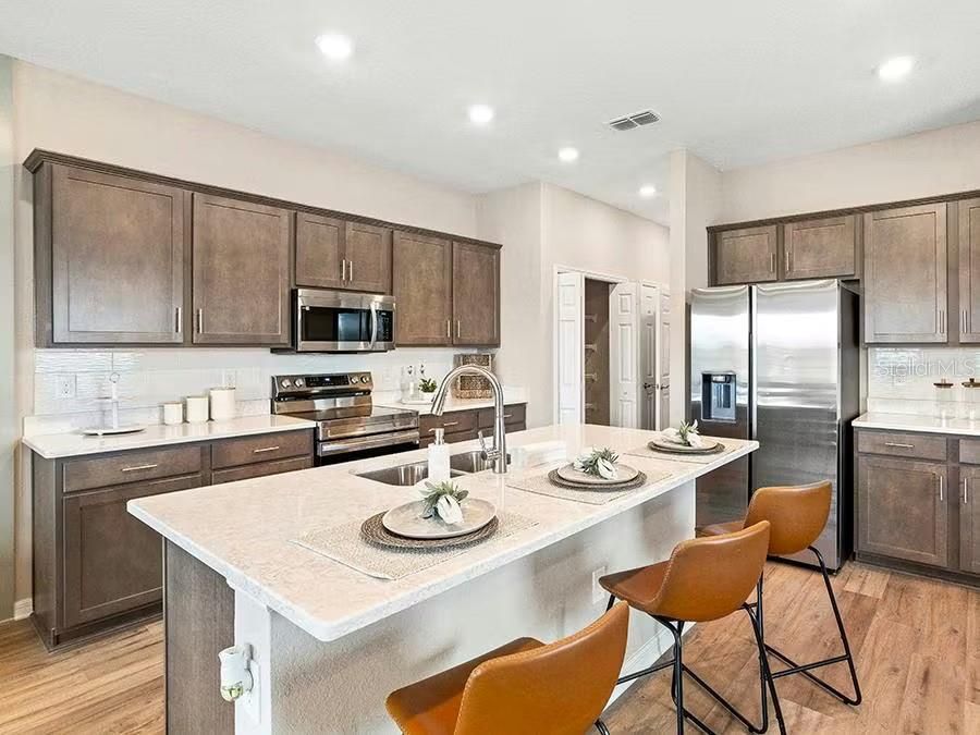 合同活跃: $380,405 (3 贝兹, 2 浴室, 1925 平方英尺)