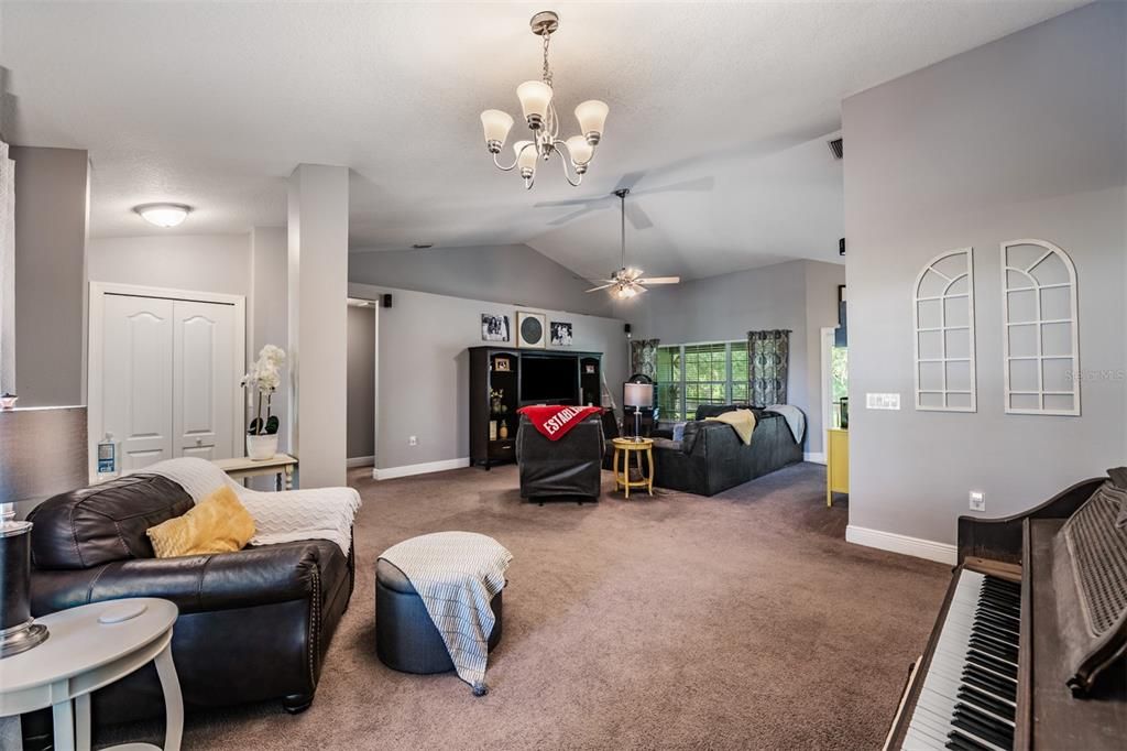 En Venta: $499,900 (4 camas, 2 baños, 2079 Pies cuadrados)