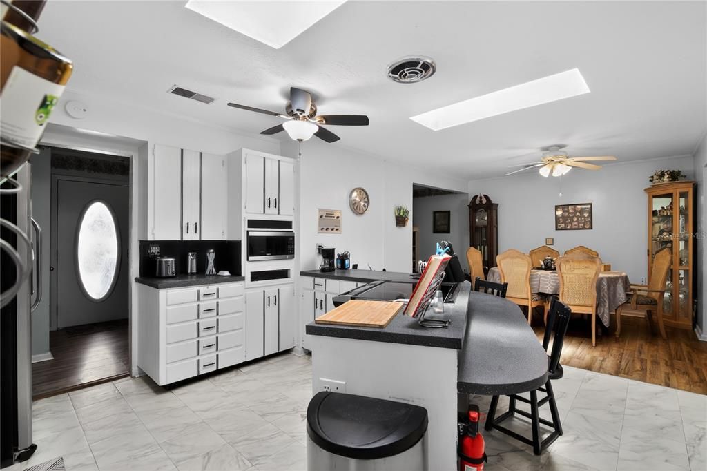 На продажу: $199,000 (4 спален, 2 ванн, 1638 Квадратных фут)