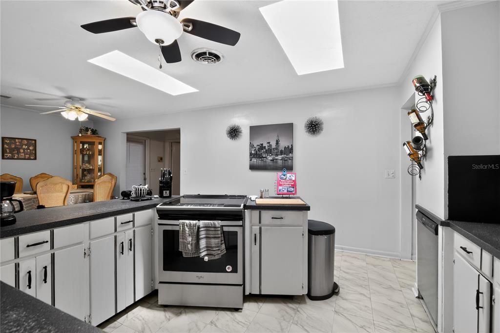 На продажу: $199,000 (4 спален, 2 ванн, 1638 Квадратных фут)