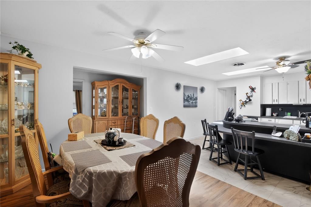 На продажу: $199,000 (4 спален, 2 ванн, 1638 Квадратных фут)