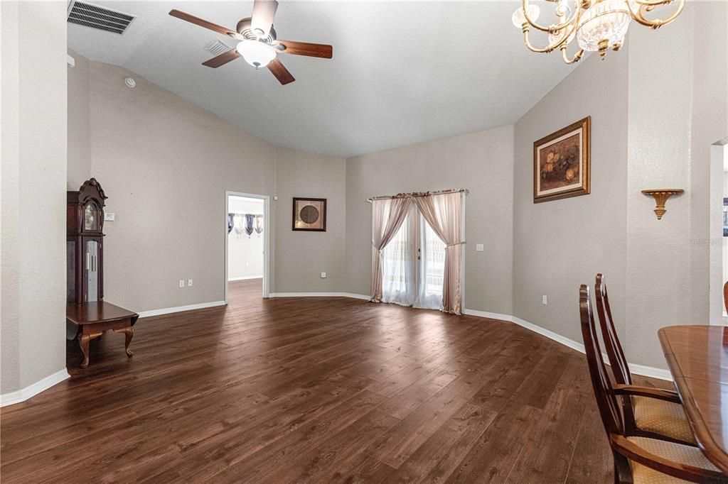 En Venta: $335,000 (3 camas, 2 baños, 1854 Pies cuadrados)