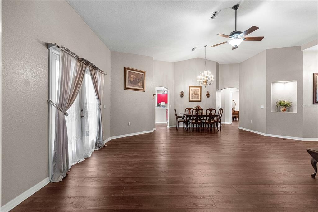 En Venta: $335,000 (3 camas, 2 baños, 1854 Pies cuadrados)