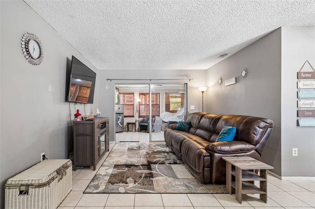 Activo con contrato: $225,000 (2 camas, 2 baños, 1357 Pies cuadrados)