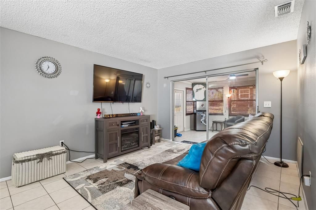 Activo con contrato: $225,000 (2 camas, 2 baños, 1357 Pies cuadrados)
