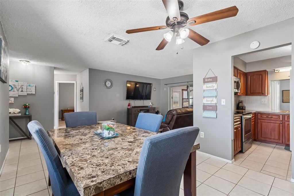 Activo con contrato: $225,000 (2 camas, 2 baños, 1357 Pies cuadrados)