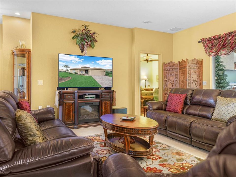 Active With Contract: $319,900 (2 beds, 2 baths, 2354 Square Feet)