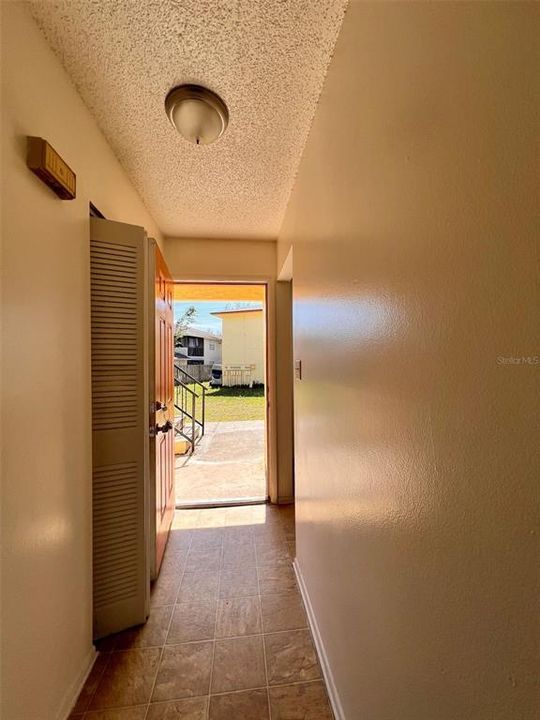 For Rent: $1,100 (2 beds, 1 baths, 817 Square Feet)