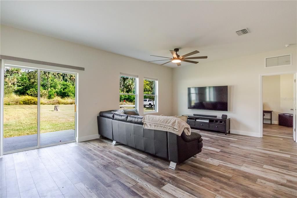 For Sale: $414,900 (3 beds, 2 baths, 1563 Square Feet)