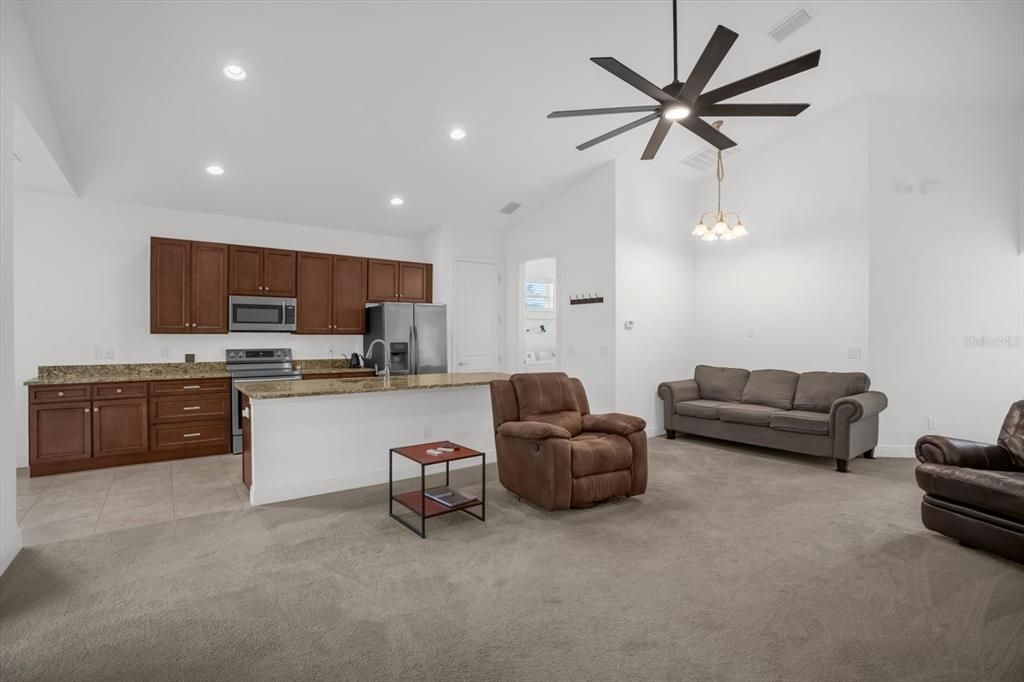 Activo con contrato: $385,000 (3 camas, 2 baños, 1651 Pies cuadrados)
