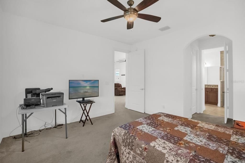 Activo con contrato: $385,000 (3 camas, 2 baños, 1651 Pies cuadrados)