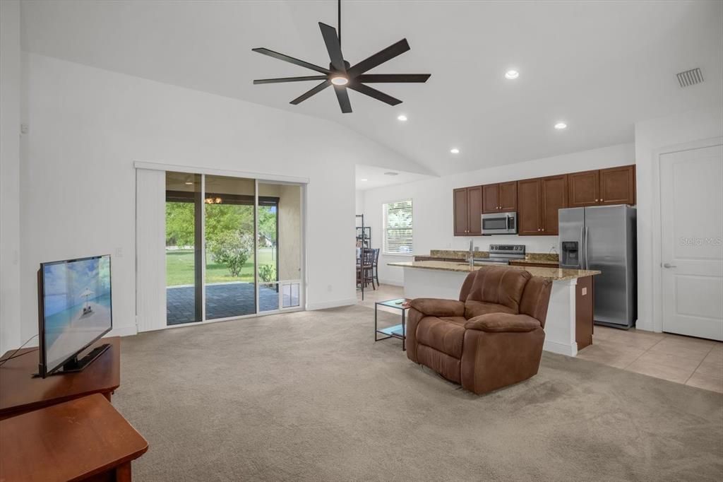 Activo con contrato: $385,000 (3 camas, 2 baños, 1651 Pies cuadrados)