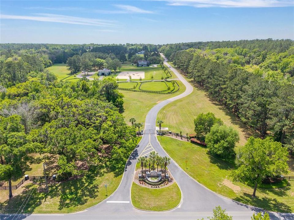 На продажу: $323,000 (4.12 acres)