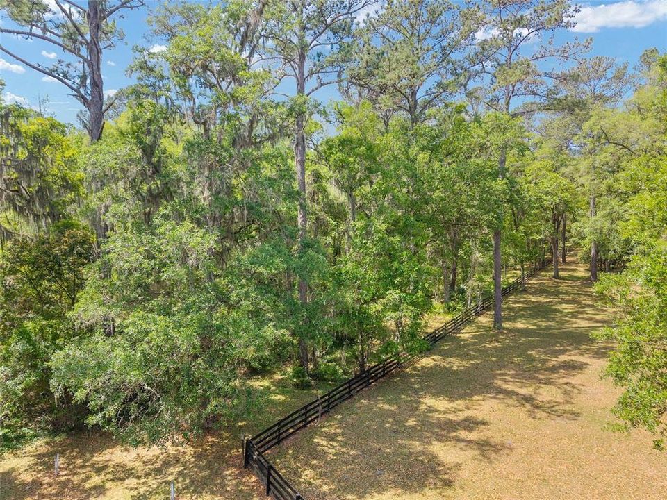 На продажу: $323,000 (4.12 acres)